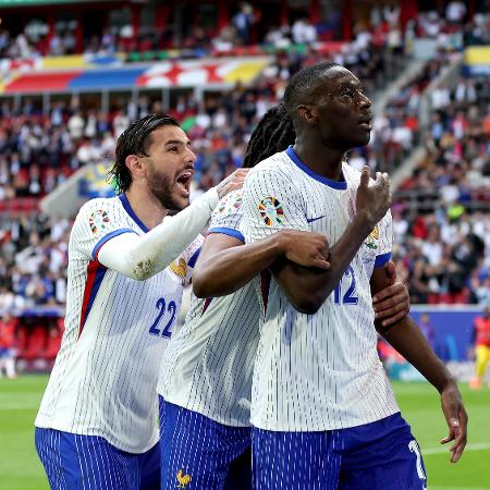 Jogadores da França comemoram o gol que decretou a classificação para as quartas de final da Eurocopa - Carl Recine/Getty Images
