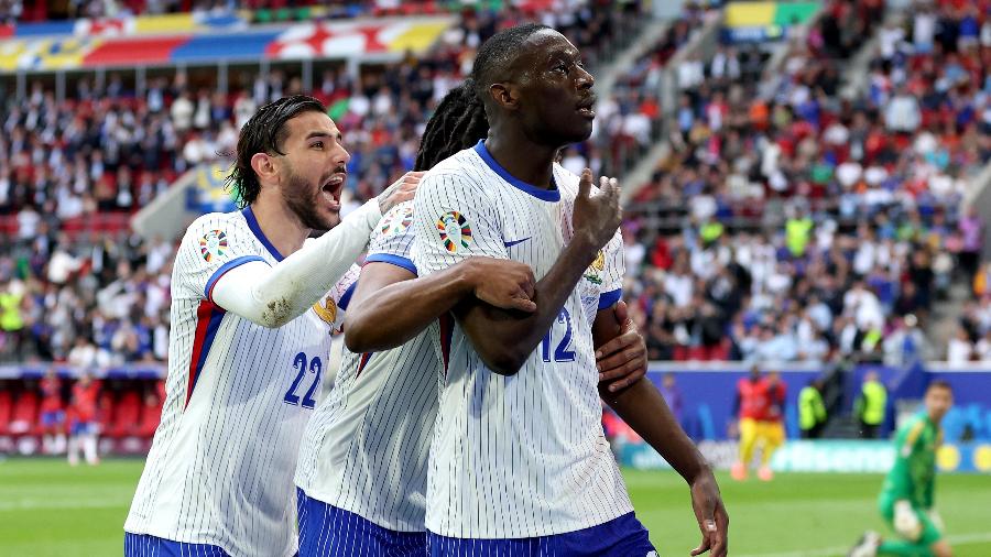 Jogadores da França comemoram o gol que decretou a classificação para as quartas de final da Eurocopa