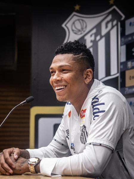 Billy Arce em sua apresentação como novo jogador do Santos