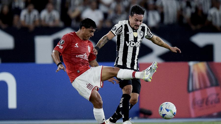 Artur disputa a bola com Arzamendia durante Botafogo x Estudiantes, partida da Libertadores