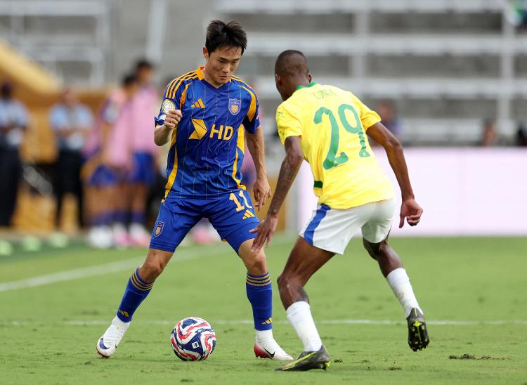 Um e Lunga em ação durante jogo entre Ulsan e Mamelodi Sundowns no Mundial de Clubes Um e Lunga em ação durante jogo entre Ulsan e Mamelodi Sundowns no Mundial de Clubes