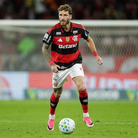 Léo Pereira em ação durante jogo entre Flamengo e São Paulo no Brasileirão