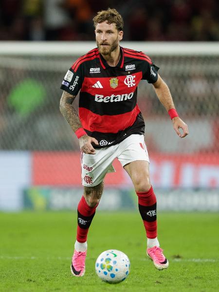 Léo Pereira em ação durante jogo entre Flamengo e São Paulo no Brasileirão