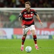 Flamengo recebe proposta de clube turco pelo zagueiro L&eacute;o Pereira