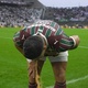 Hulk passa mal e vomita na ida para o intervalo de Corinthians x Fluminense