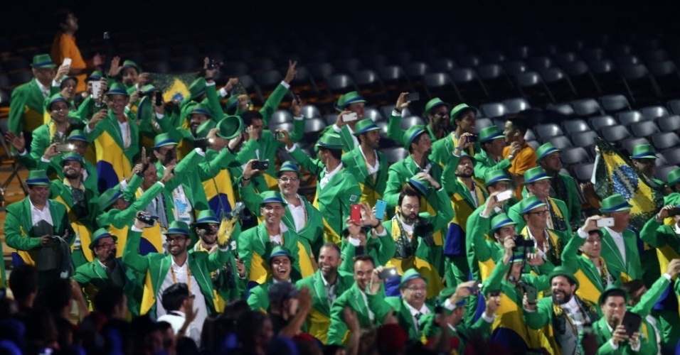 Brasileiros entram no estádio para a festa de abertura dos Jogos Pan-Americanos