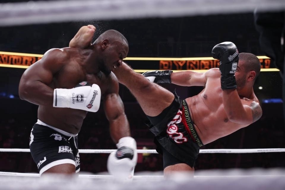 Com chutaços, Saulo Cavalari, do Brasil, venceu e ficou com o cinturão em luta de kickboxing, no ringue - Divulgação