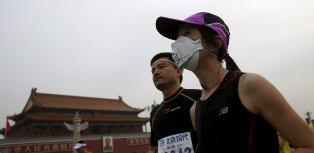 Maratonista compete com máscara para fugir da poluição em Pequim - Kim Kyung-Hoon/Reuters