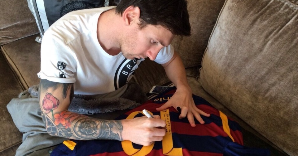 Messi autografa camisa para presentar Ronaldinho Gaúcho