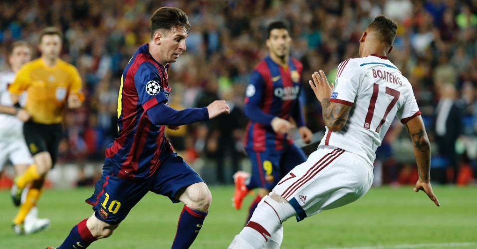 07.mai - Messi dá drible desconsertante em Boateng, do Bayern de Munique, antes de marcar golaço pelo Barcelona, na Liga dos Campeões. Feito concorre ao prêmio Puskas de 2015