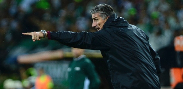 Edgardo Bauza orienta o time do São Paulo durante a partida contra o Atlético Nacional - RAUL ARBOLEDA/AFP - RAUL ARBOLEDA/AFP