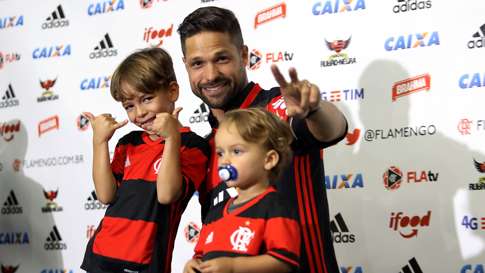 Após um dia de festa, Diego finalmente vestiu a camisa do Flamengo - Júlio César Guimarães/ UOL