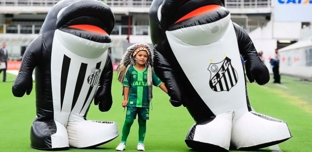 Indiozinho da Chapecoense ao lado das mascotes do Santos - Ivan Storti/Santos FC - Ivan Storti/Santos FC