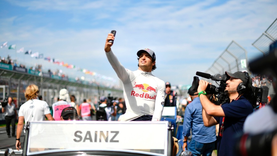 Carlos Sainz tem tentado achar uma saída da Red Bull, mas encontra dificuldades -  AFP PHOTO / SAEED KHAN