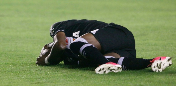 Kelvin sente lesão no duelo do Vasco contra o Corinthians - REGINALDO PIMENTA/RAW IMAGE/ESTADÃO CONTEÚDO - REGINALDO PIMENTA/RAW IMAGE/ESTADÃO CONTEÚDO