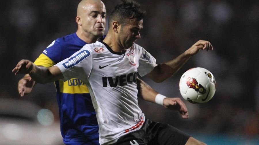 Leandro Castan protege a bola na partida entre Corinthians e Boca Juniors, na final da Libertadores 2012 - Nacho Doce/Reuters