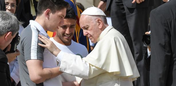 Papa Francisco com Jakson Follmann e Alan Ruschel - Andreas Solaro/AFP