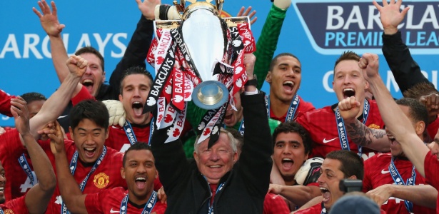 Alex Ferguson ergue troféu da temporada 2012/2013 do Inglês - Alex Livesey/Getty Images