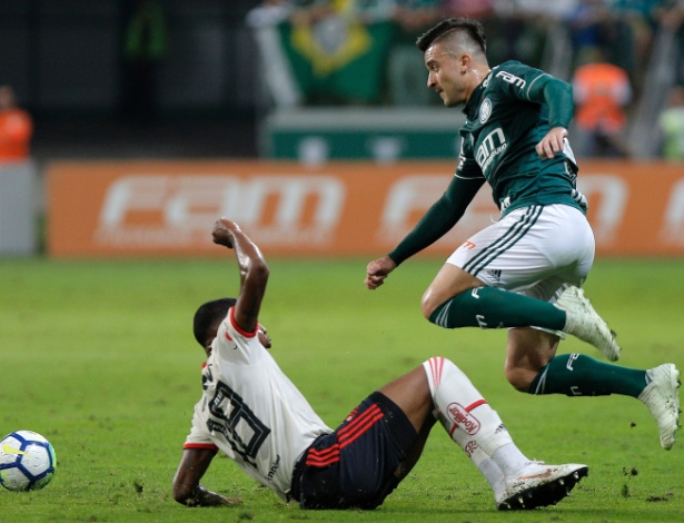 Jean Lucas dá carrinho na partida entre Palmeiras e Flamengo, em 2018 - Daniel Vorley/AGIF