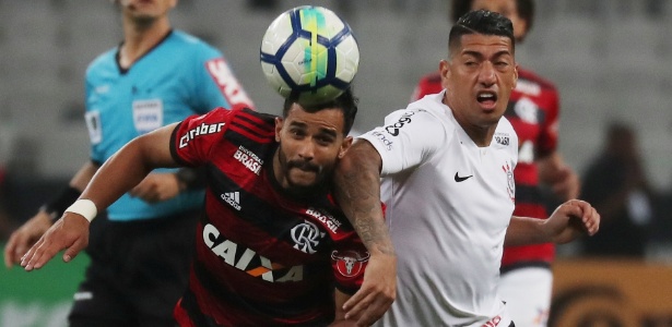 Ralf disputa bola com Henrique Dourado durante jogo contra o Flamengo - Paulo Whitaker/Reuters