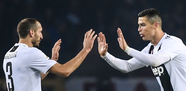 Cristiano Ronaldo comemora com Chiellini após marcar para a Juventus - Marco BERTORELLO / AFP