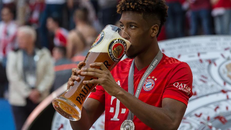 Kingsley Coman toma cerveja após a conquista do Campeonato Alemão com o Bayern de Munique - TF-Images/Getty Images
