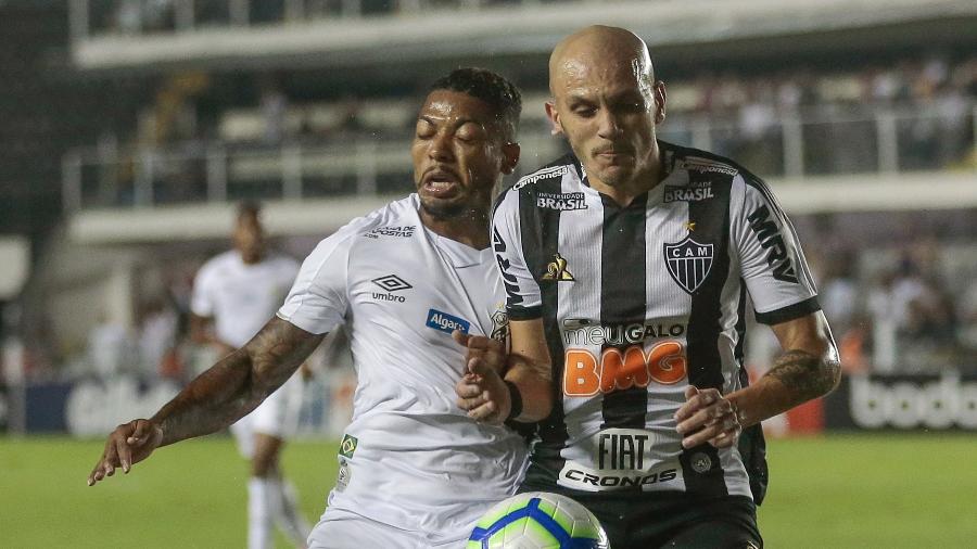 Marinho, do Santos, disputa a bola com Fabio Santos, do Atlético-MG - Marcello Zambrana/AGIF