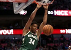 Giannis Antetokounmpo leva prêmio de MVP da NBA pelo segundo ano seguido