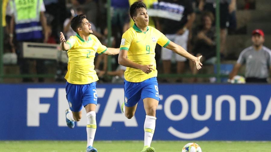 Kaio Jorge comemora gol pela seleção brasileira no Mundial sub-17 e é um dos destaques do torneio - SERGIO MORAES/REUTERS
