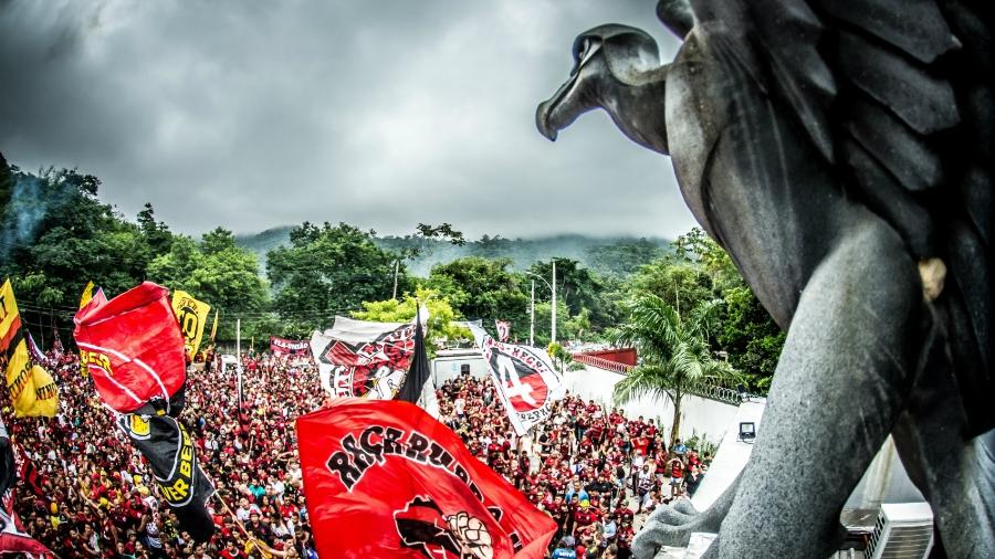 Festa da torcida do Flamengo no embarque para o Peru - Alexandre Vidal / Flamengo