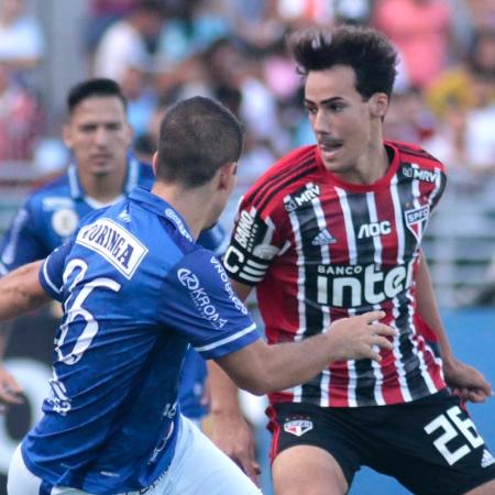 Igor Gomes, do São Paulo, disputa a bola em jogo contra o CSA - THALITA CHARGEL/FUTURA PRESS/ESTADÃO CONTEÚDO