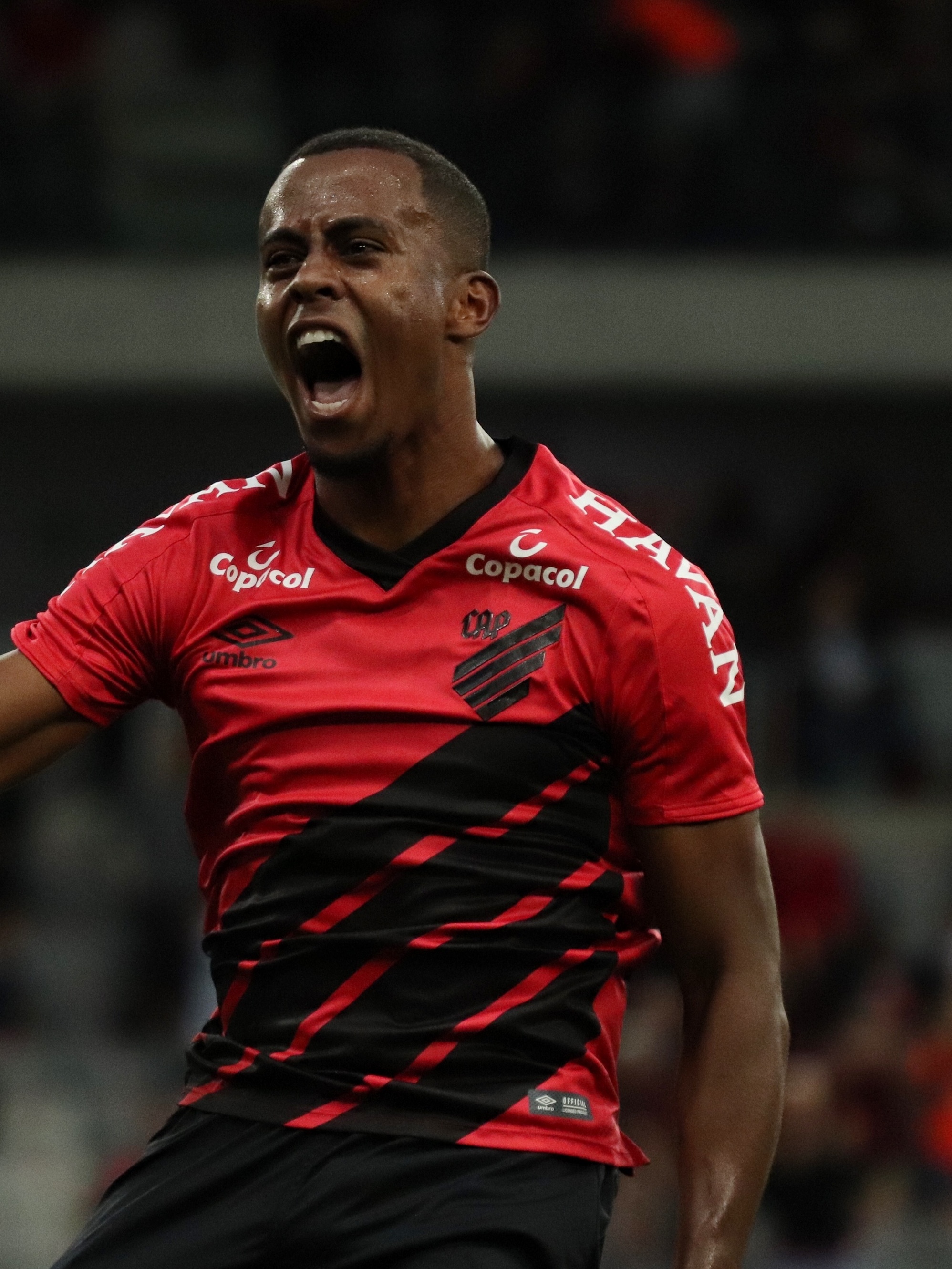 Autor de golaço, Jean Carlos celebra classificação do Fla na