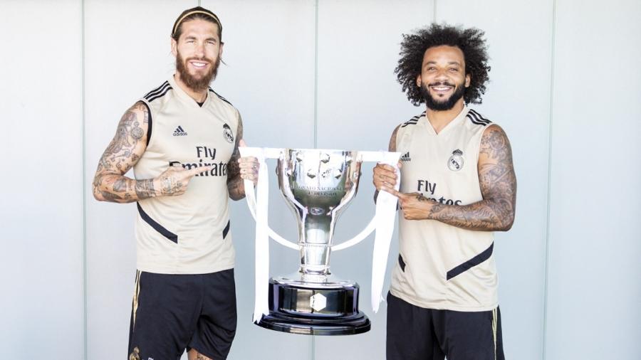 Os jogadores Sergio Ramos e Marcelo seguram a taça do Campeonato Espanhol 2019/2020 - Real Madrid