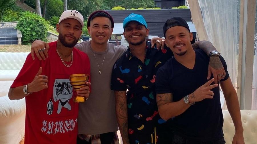 Neymar compartilha foto ao lado de amigos - Reprodução/Instagram