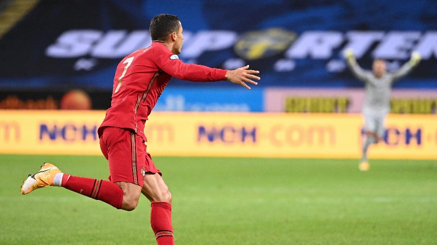 Cristiano Ronaldo marca, de falta, o 100º gol por Portugal em partida contra a Suécia pela Liga das Nações -  Jonathan NACKSTRAND / AFP