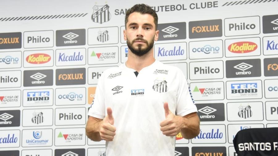 Zagueiro Laércio, ex-Caxias, foi apresentado pelo Santos - Santos FC/Divulgação
