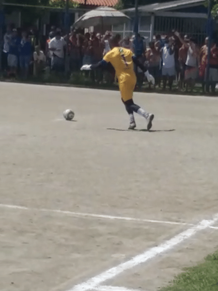Com público, o goleiro Bruno põe a bola em jogo na partida em São Gonçalo (RJ) - Reprodução vídeo