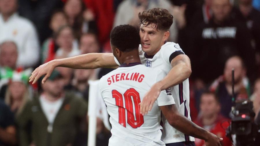 John Stones abraça Raheem Sterling após marcar para a Inglaterra contra a Hungria pelas Eliminatórias da Copa - Reuters/Carl Recine