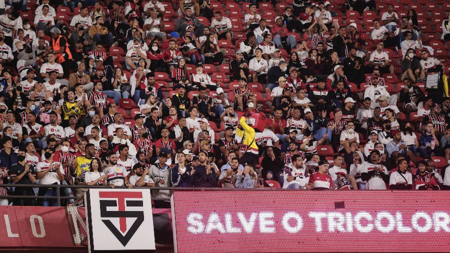 SP - Sao Paulo - 03/04/2022 - PAULISTA 2022 FINAL, PALMEIRAS X SAO PAULO -  Fans watch the game on screens installed behind the stage during a match  between Palmeiras and Sao