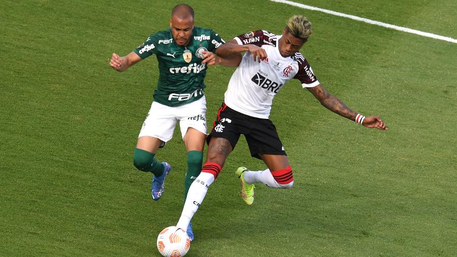 Mayke e Bruno Henrique disputam a bola durante a final da Libertadores entre Palmeiras e Flamengo - Staff Images/Conmebol