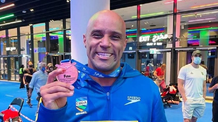 João Gomes exibe medalha de bronze conquistada nos 50m peito no Mundial de piscina curta   - Divulgação/CBDA