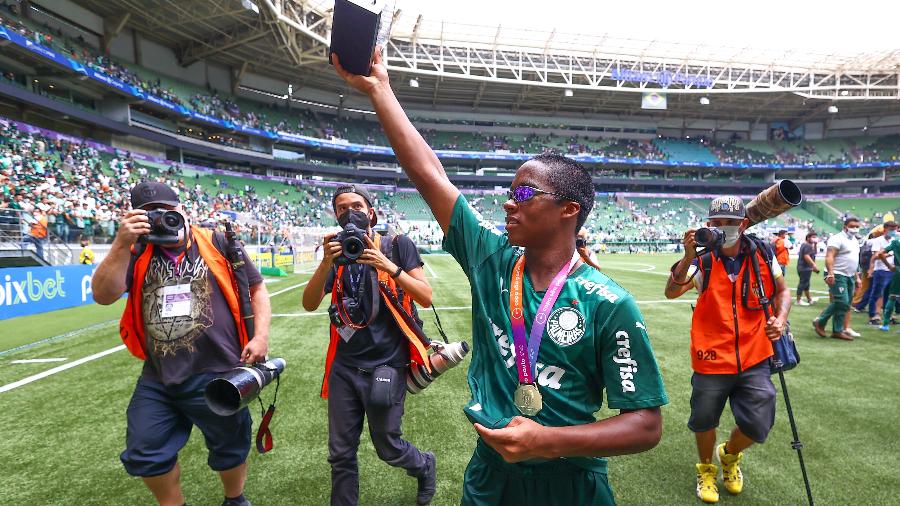 Endrick comemora com a torcida após a conquista do título da Copa São Paulo pelo Palmeiras - Marcello Zambrana/AGIF