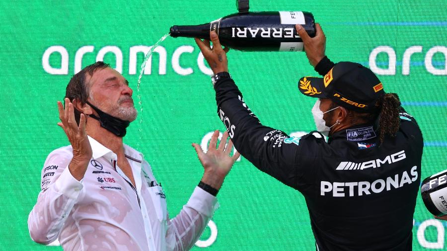 Bilionário Jim Ratcliffe comemora vitória da Mercedes na Fórmula 1 com Lewis Hamilton, em 2021 - Bryn Lennon/Getty Images