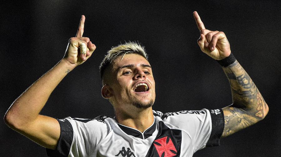 Gabriel Pec celebra gol pelo Vasco contra o CSA pela sexta rodada da Série B - Thiago Ribeiro/AGIF