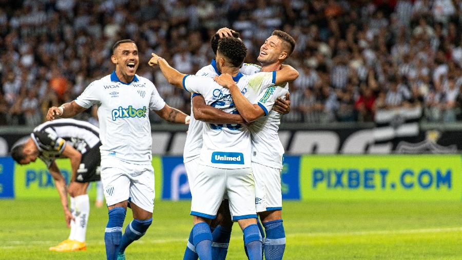 Jogadores do Avaí comemoram gol sobre o Atlético-MG no Brasileirão - Alessandra Torres/AGIF