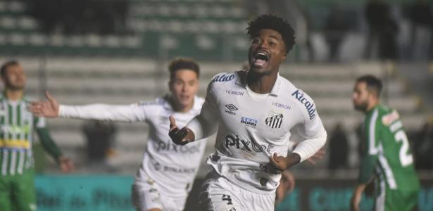 Eduardo Bauermann comemora gol do Santos sobre o Juventude, no Alfredo Jaconi