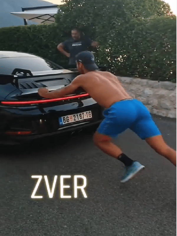 Djokovic empurra uma Porsche durante um treino