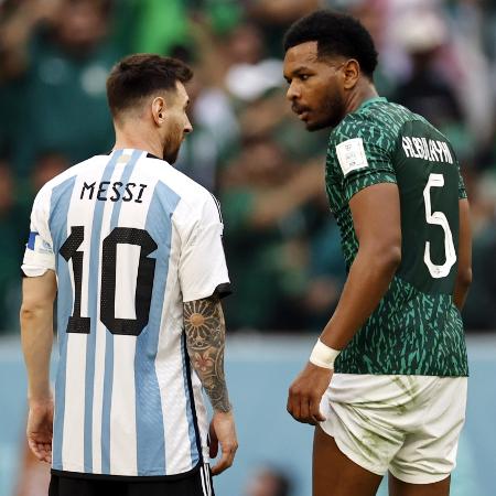 Ali Al-Bulayhi, da Arábia Saudita, encara Messi após segundo gol contra a Argentina pela Copa do Mundo - ANP via Getty Images