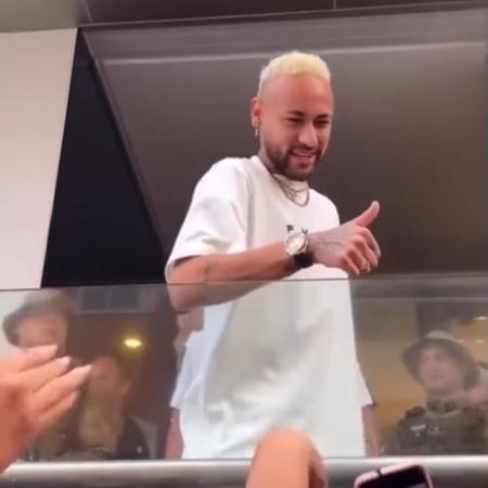 Neymar atendeu o pedido de algumas crianças para a foto - Reprodução