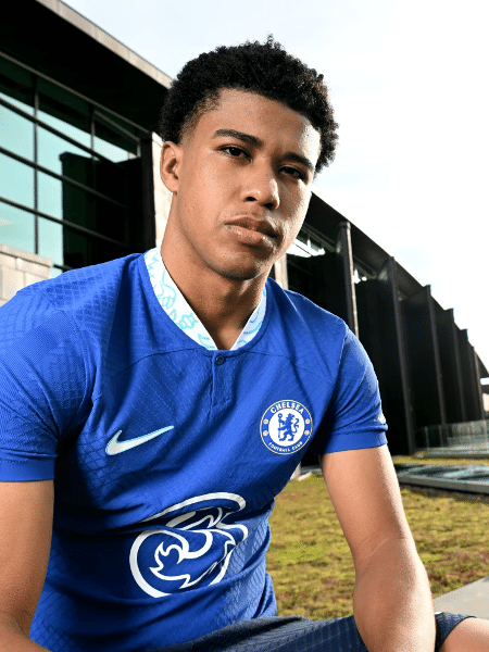 Andrey Santos posa com a camisa do Chelsea - Divulgação/Chelsea